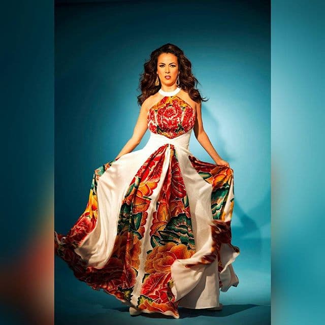 Sus inicios se remontan a 1982, cuando apenas tenía 9 años de edad y decidió participar en el festival infantil conocido como "Juguemos a cantar".