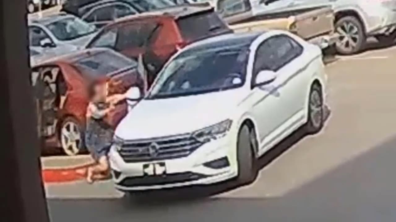 Roba la bolsa a una mujer de 74 años en un estacionamiento y luego la arrastra: policía busca al sospechoso