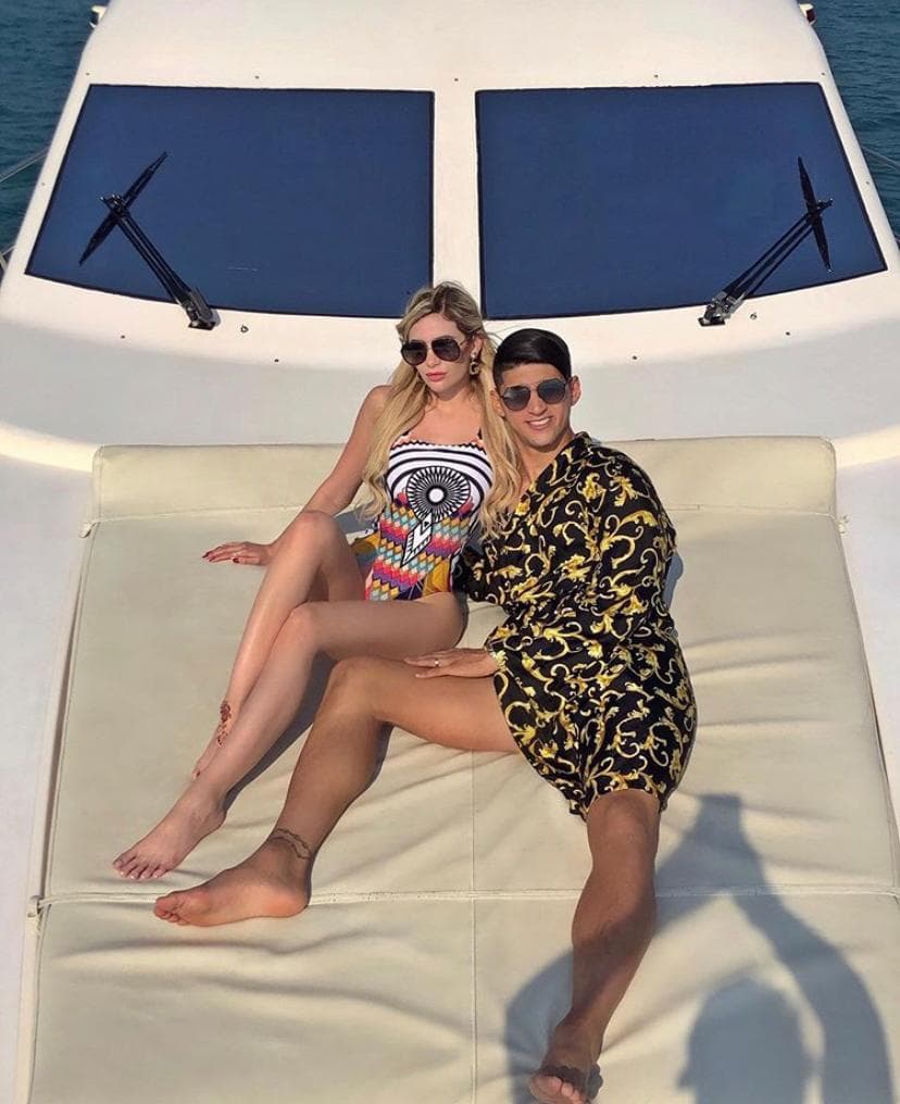 <b>Yate de clase</b>
<br>El futbolista aquí aparece durante un viaje en Emiratos Árabes Unidoos, portando una bata, ya que es de sus vestimentas favoritas y rentó ni más, ni menos, que un yate para pasar su estancia en aquél lugar paradisiaco.