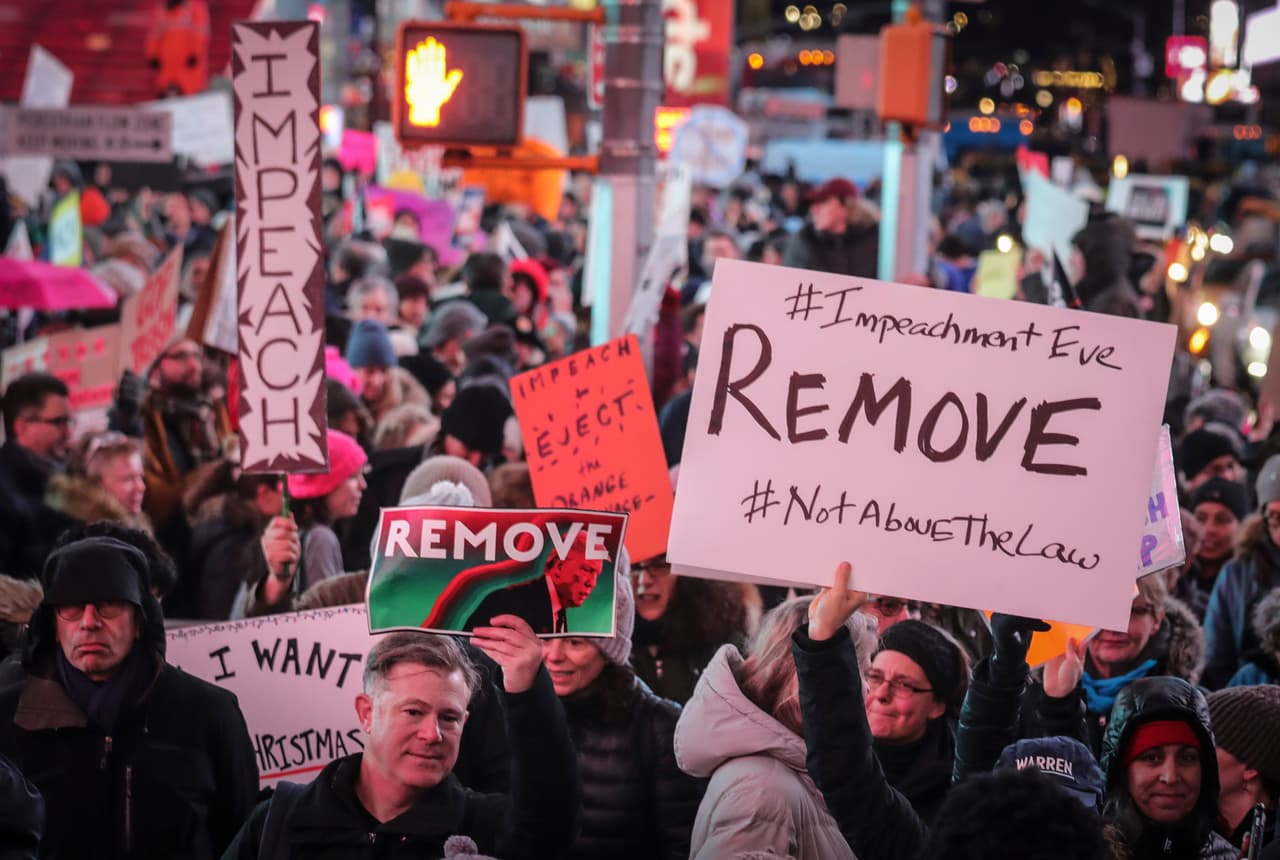 Una multitud se manifiesta para pedir la destitución del presidente Donald Trump, el martes 17 de diciembre de 2019, en Times Square de Nueva York.