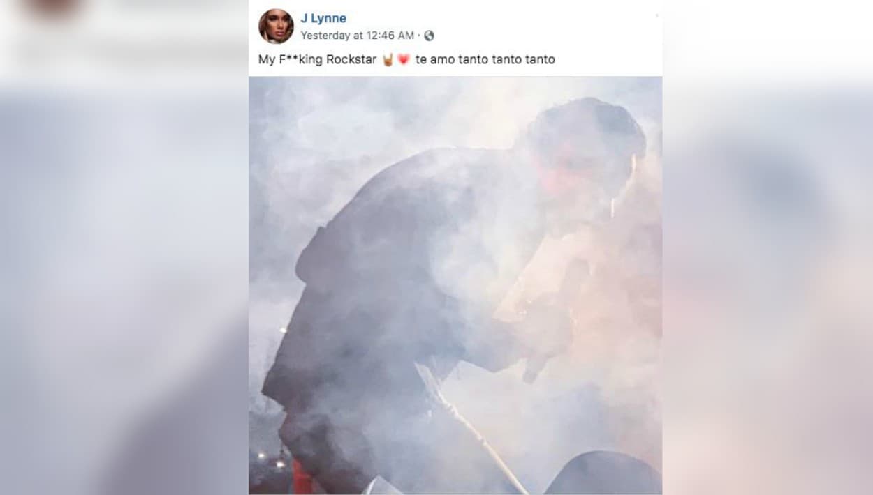 En
<b><a href="https://www.facebook.com/pg/iamjlynne/posts/" target="_blank">su perfil de Facebook</a></b>, la modelo publicó esta foto de Marc Anthony en el escenario, junto a la cual
<b>escribió en español: "Te amo tanto, tanto, tanto"</b>.