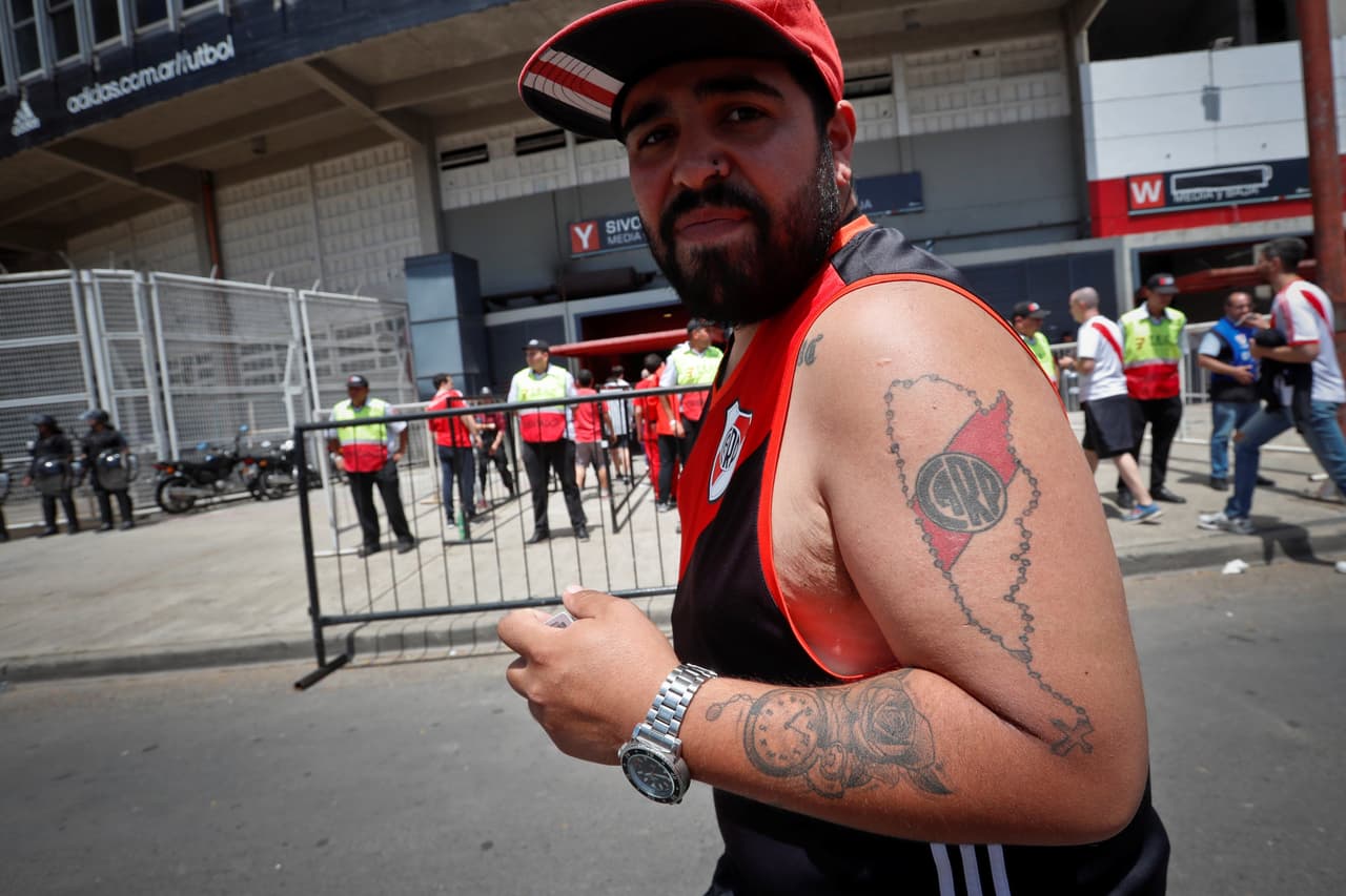 Argentina es de River, o por lo menos es lo que piensa este aficionado con el tatuaje en su brazo.