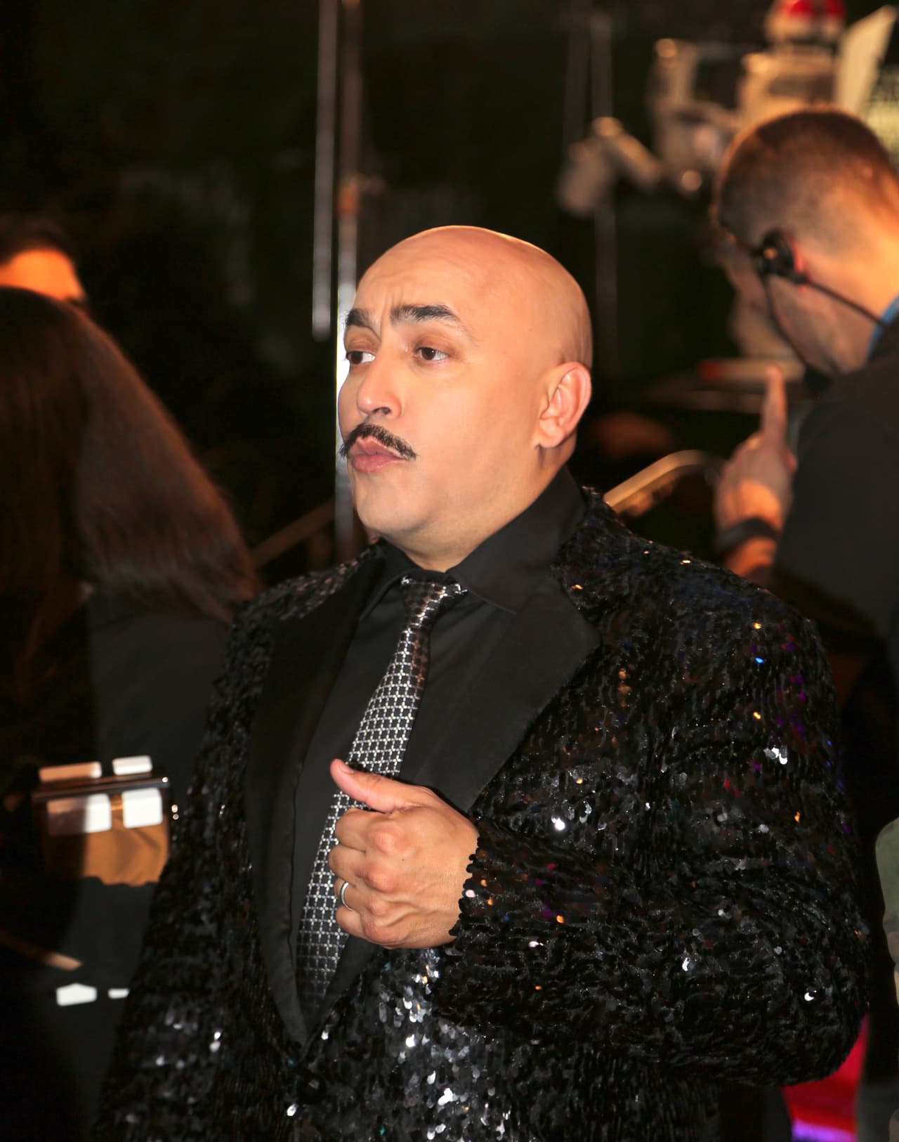 Lupillo Rivera admite estar saliendo con una nueva mujerDespués de separarse de Mayeli Alonso, Lupillo fue besado por una mujer en uno de sus conciertos y al principio se dijo que simplemente se trataba de una fanática.