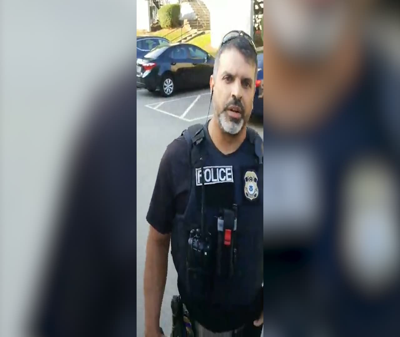 Minutos después, otro agente de ICE llega y habla con Martínez en español.