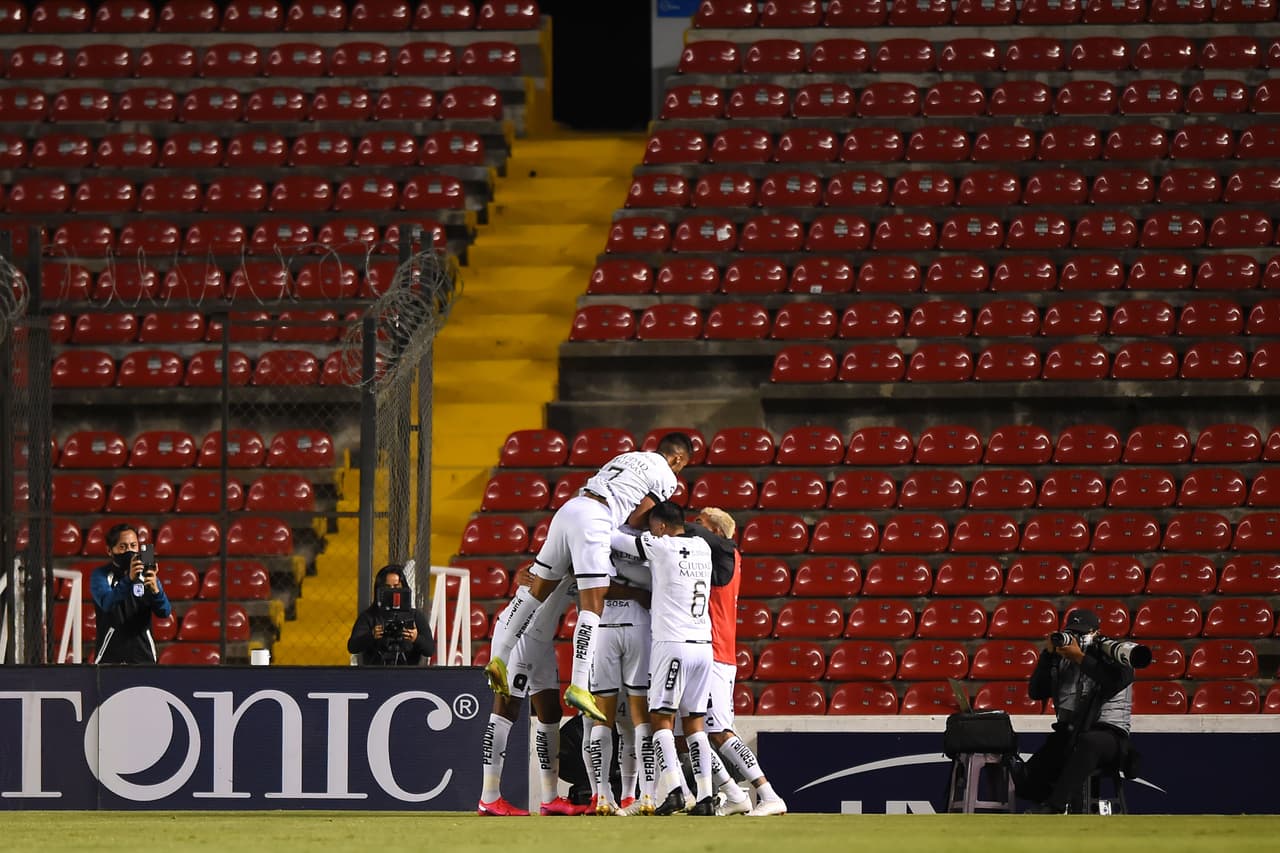Querétaro es mejor que el América y con un contundente 4-1 los Gallos se adueñan de los tres puntos en la Corregidora.