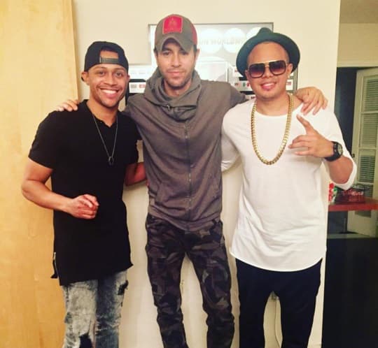 3. La dupla de productores de reggaetón Luny Tunes también colaboraron en la producción de esta canción, por esta razón compartieron la memorable fotografía de su encuentro con Enrique.
