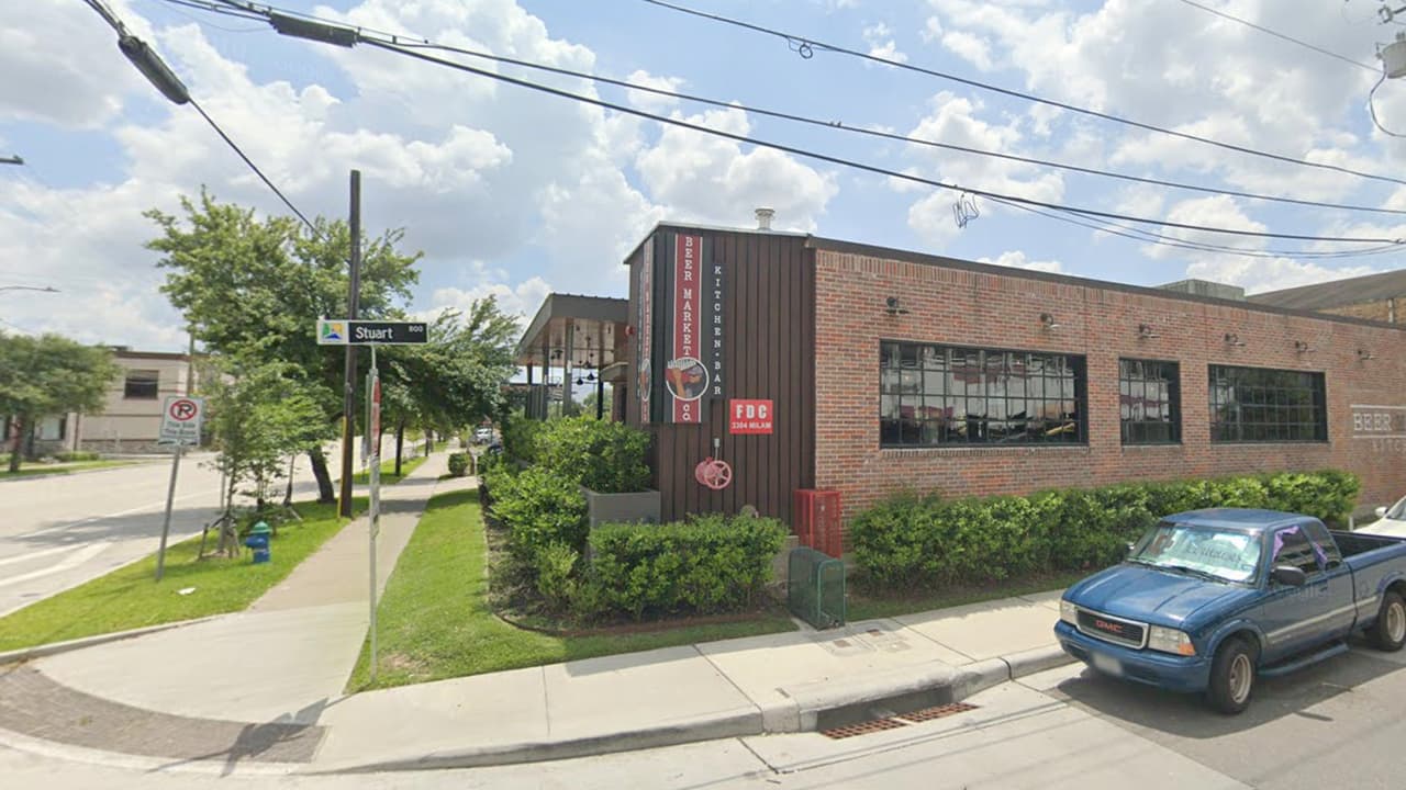 Beer Market Co. está en Midtown y en la calle Studemont. Este lugar ofrece una gran variedad de cervezas para quienes quieran vivir el pase a la próxima ronda de los Texans o su eliminación en esta temporada.