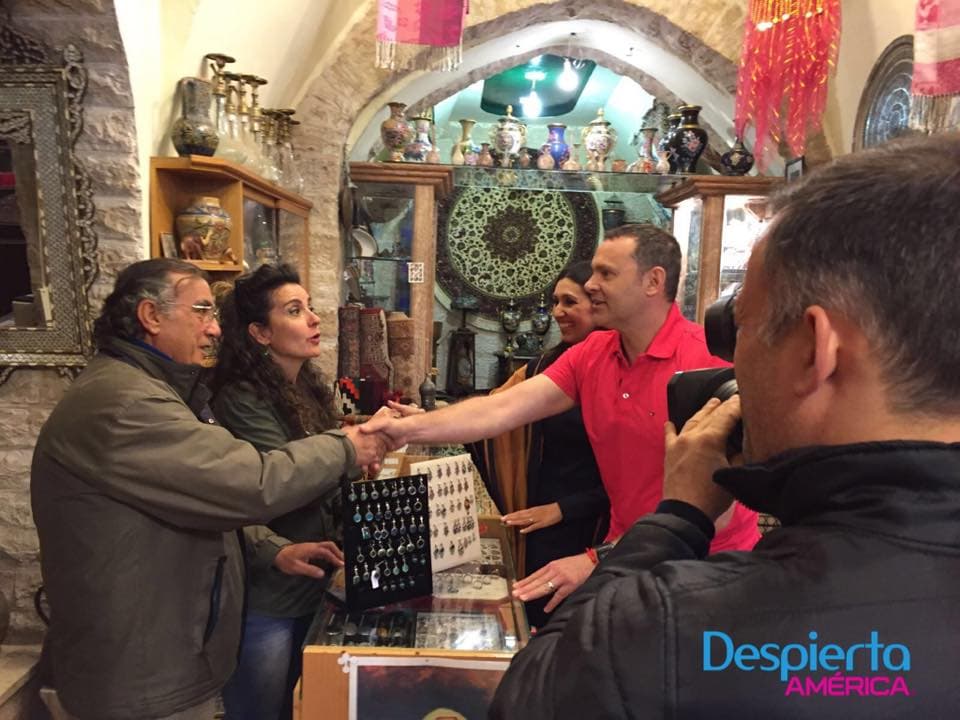 Alan pasó por algunos amuletos de increíbles efectos para la belleza y salud en Israel.