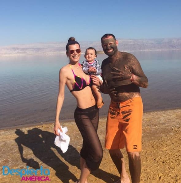 Alan Tacher "enlodado" en el mar muerto con su familia.