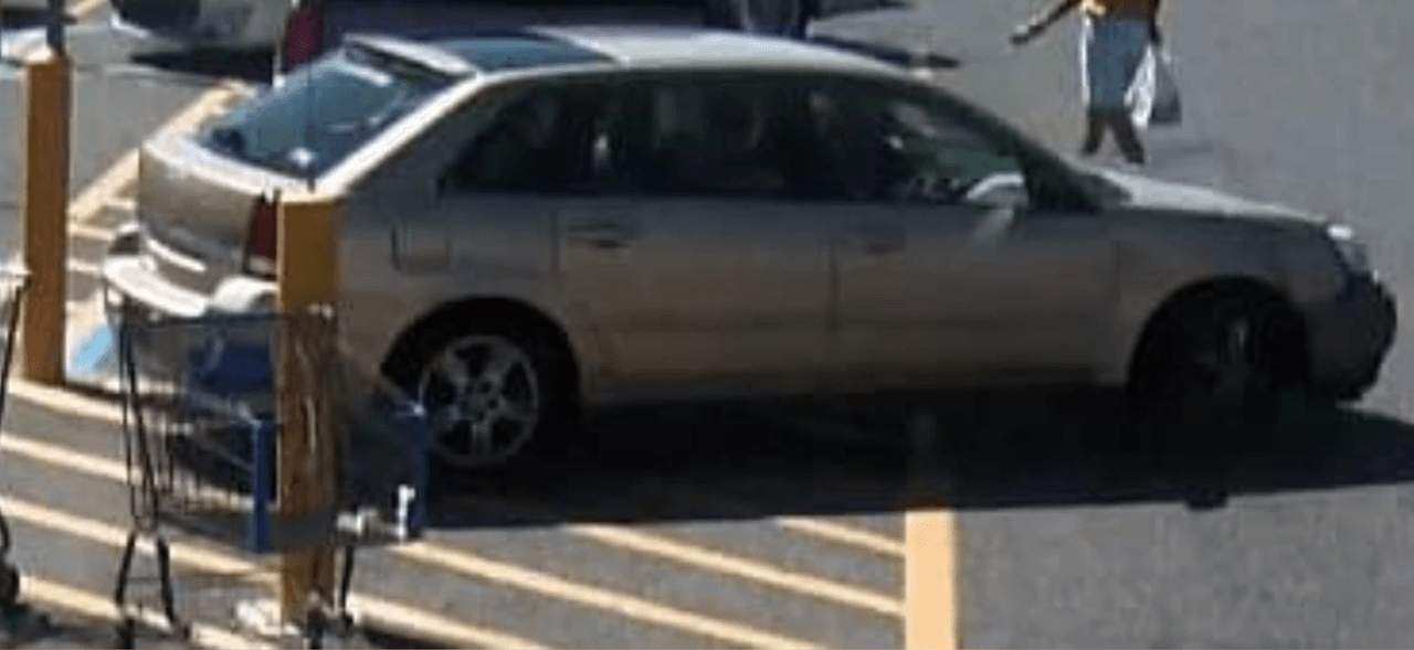 Vehículo en el que huyeron los sospechosos de secuestro junto a un Target en Memphis