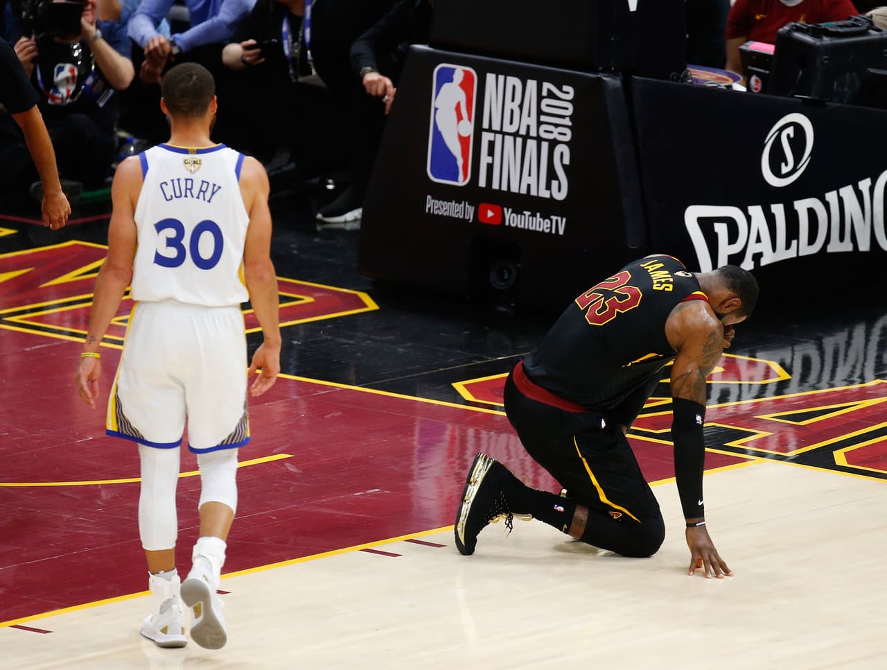 Fue evidente que Golden State sometió a LeBron James y durante el juego pareció cada vez más claro que es difícil que la superestrella siga en Cleveland.