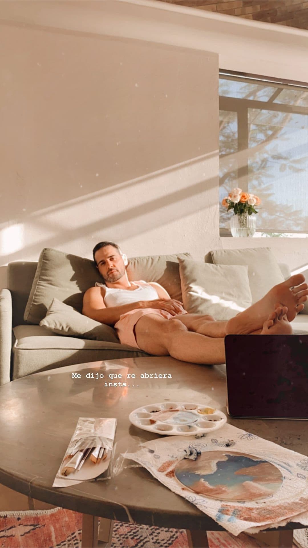 <b>"Me dijo que reabriera Insta…"</b>, se lee en el mensaje de la imagen, en donde Matías aparece recostado en un sofá.
<br>