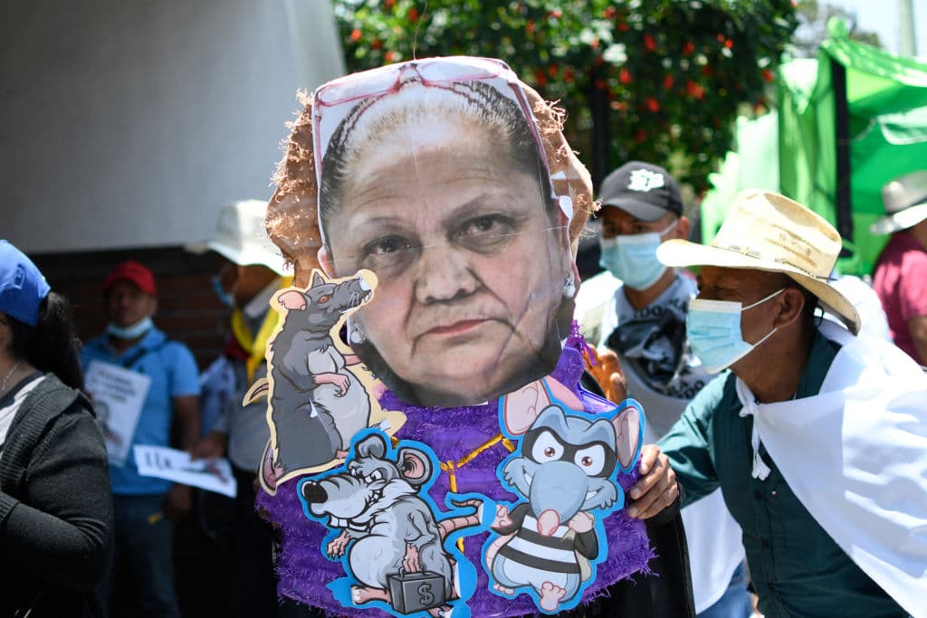 Un manifestante sostiene el retrato de la Fiscal General de Guatemala Consuelo Porras durante una protesta contra su posible reelección en Ciudad de Guatemala, el 6 de abril de 2022.
