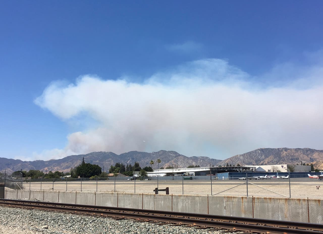Una nube de humo cubre Santa Clarita.