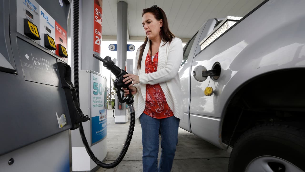 Precio de la gasolina podría superar los 8 dólares por galón en California: ¿a qué se debe este posible aumento?