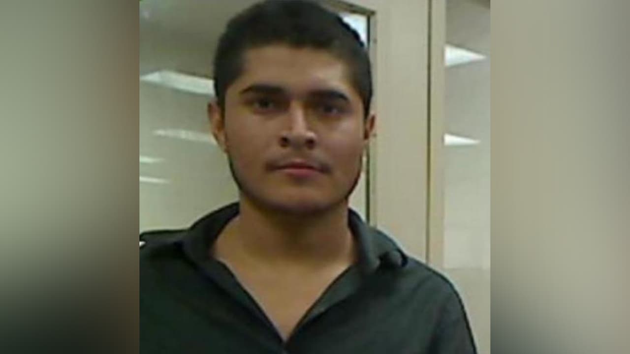 Las autoridades solicitan ayuda de la comunidad para dar con el paradero del sospechoso. Los informes se deben suministrar llamando a la División de Homicidios de la Policía de Houston al 713-308-3600.