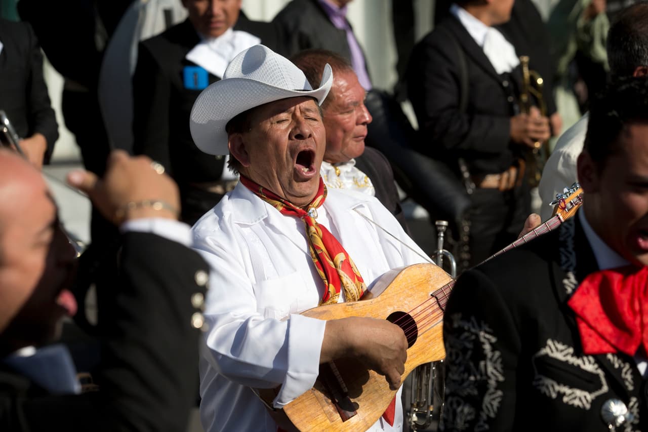 Con música y cantos recibieron al Papa en la Basílica.