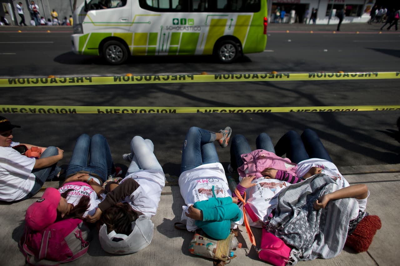 Un grupo de personas aprovechan para descansar después de ver pasar a Francisco.
