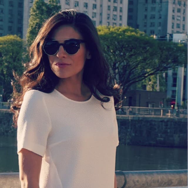 Esto por el casting que presentó para el programa "Popstars", en el cual resultó una de las ganadoras. Ella y cuatro jóvenes más fueron las ganadoras y así formaron en el 2002 el grupo "T' de Tila".