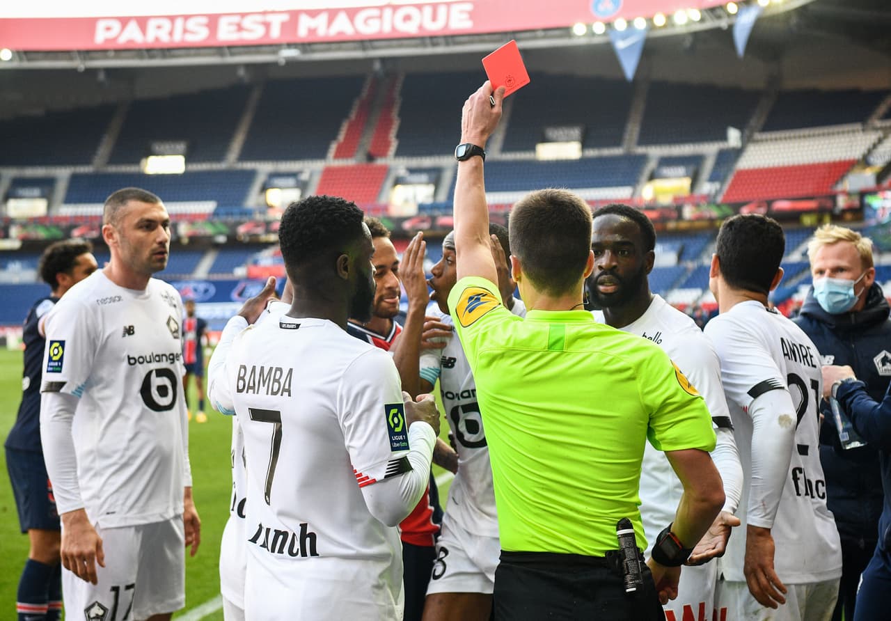 Tiago Djaló también se fue a los vestidores un minuto después por una patadita que le propinó a Neymar.