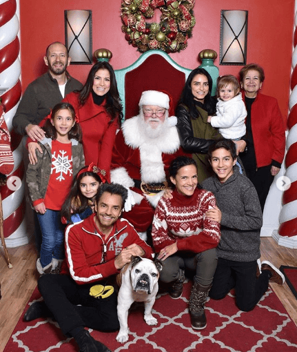 Desde hace varios años, la familia Derbez adoptó la tradición de tomarse fotos con Santa Claus. Alessandra Rosaldo y Eugenio, coleccionan estas fotografías desde la llegada de Aitana y este 2019 no fue la excepción.
<br>