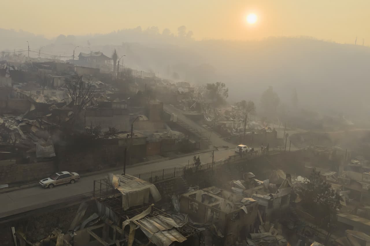 Casas dañadas por el incendio forestal en Lirquen, Chile.