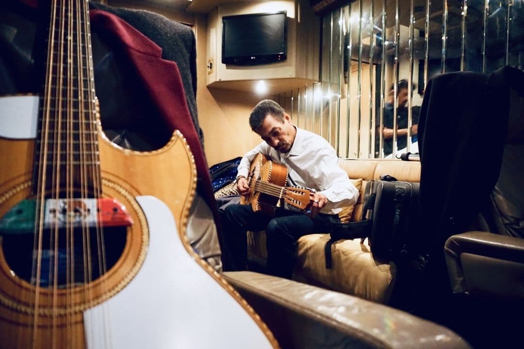 Al día de hoy promociona ‘El padre de todos’: “Es una historia muy bonita, nada que ver con narcos, por el contrario, la gente buena puede triunfar y en este caso habla de un comerciante”.