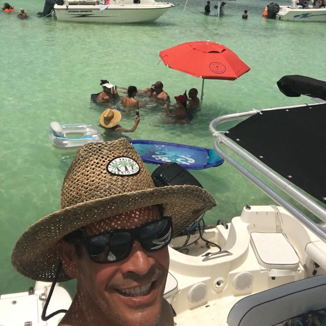 Aquí lo vemos disfrutando del sol de Miami.