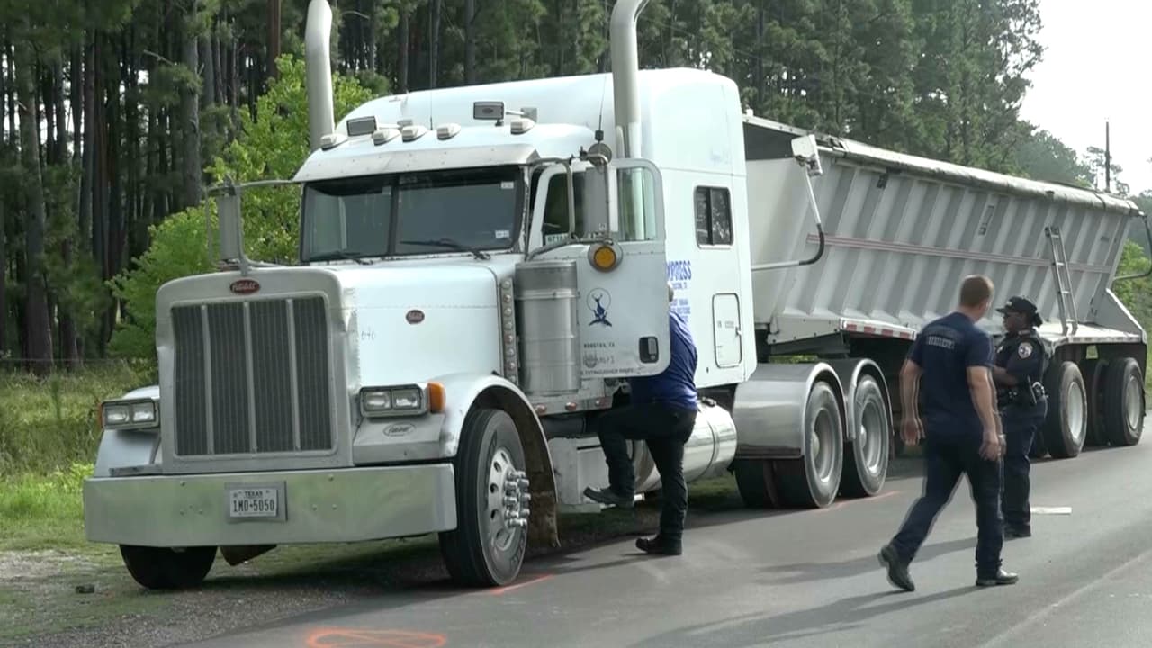Ninguno de los dos conductores de los camiones resultaron heridos y la investigación continúa su curso.