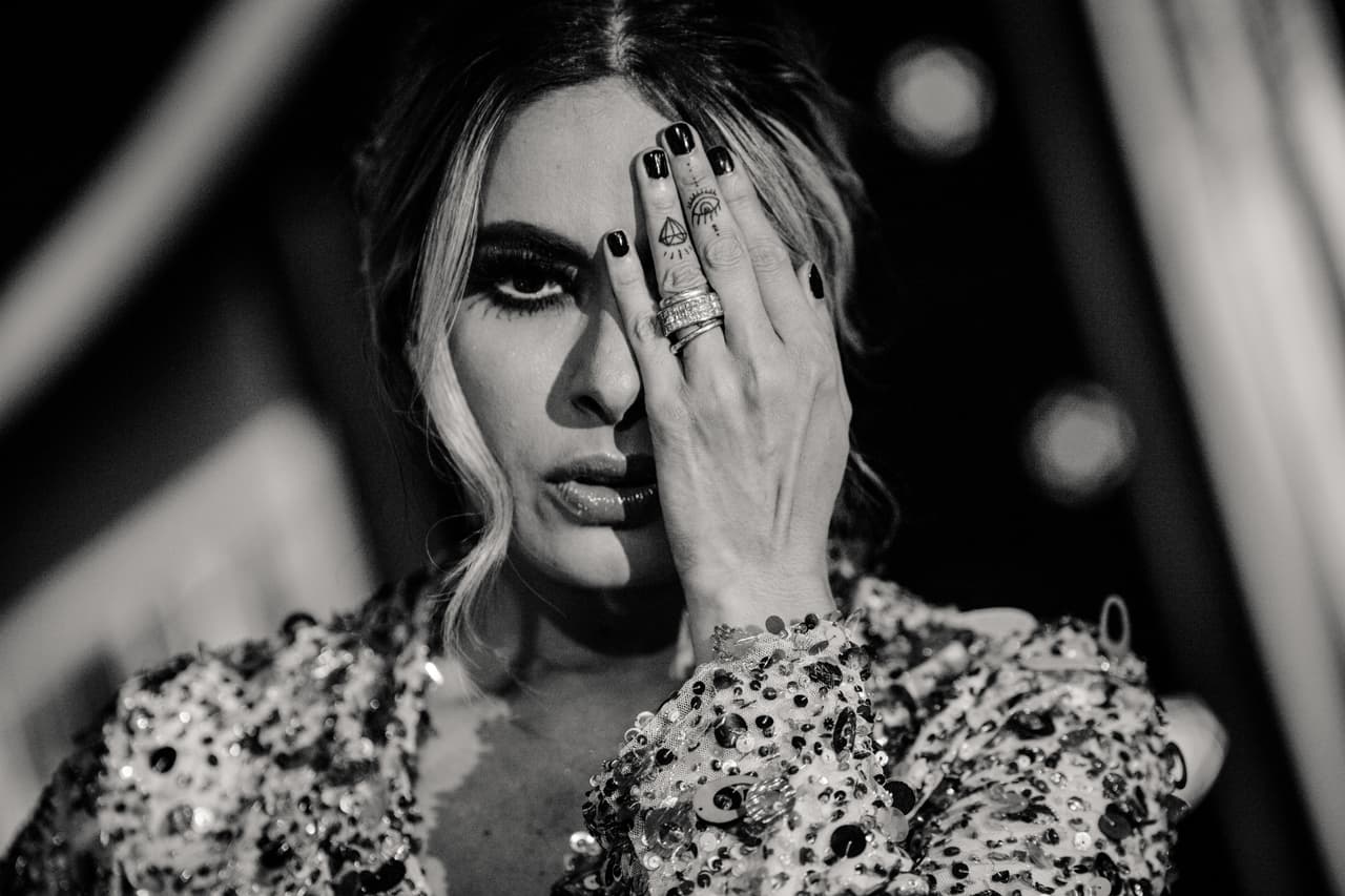 Un ojo en su dedo medio y un diamante en el dedo anular.