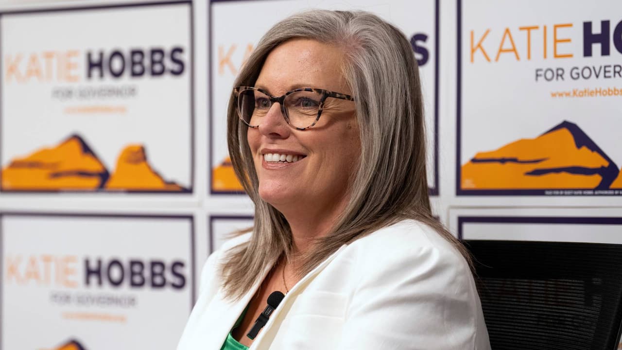 No habrá cargos contra la gobernadora Hobbs por acusaciones de intercambio de favores por contratos