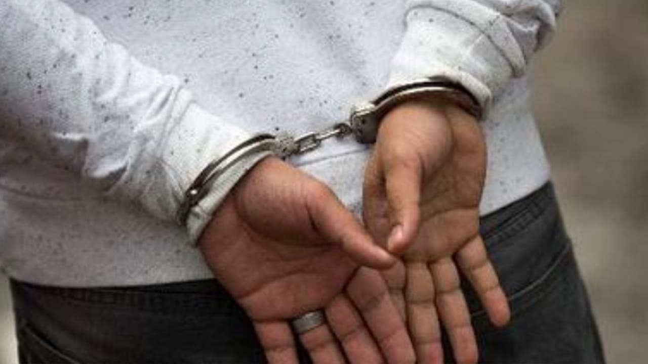 Oficiales del precinto 4 del condado Harris atendieron al reporte, lograron localizar y arrestar a la sospechosa.