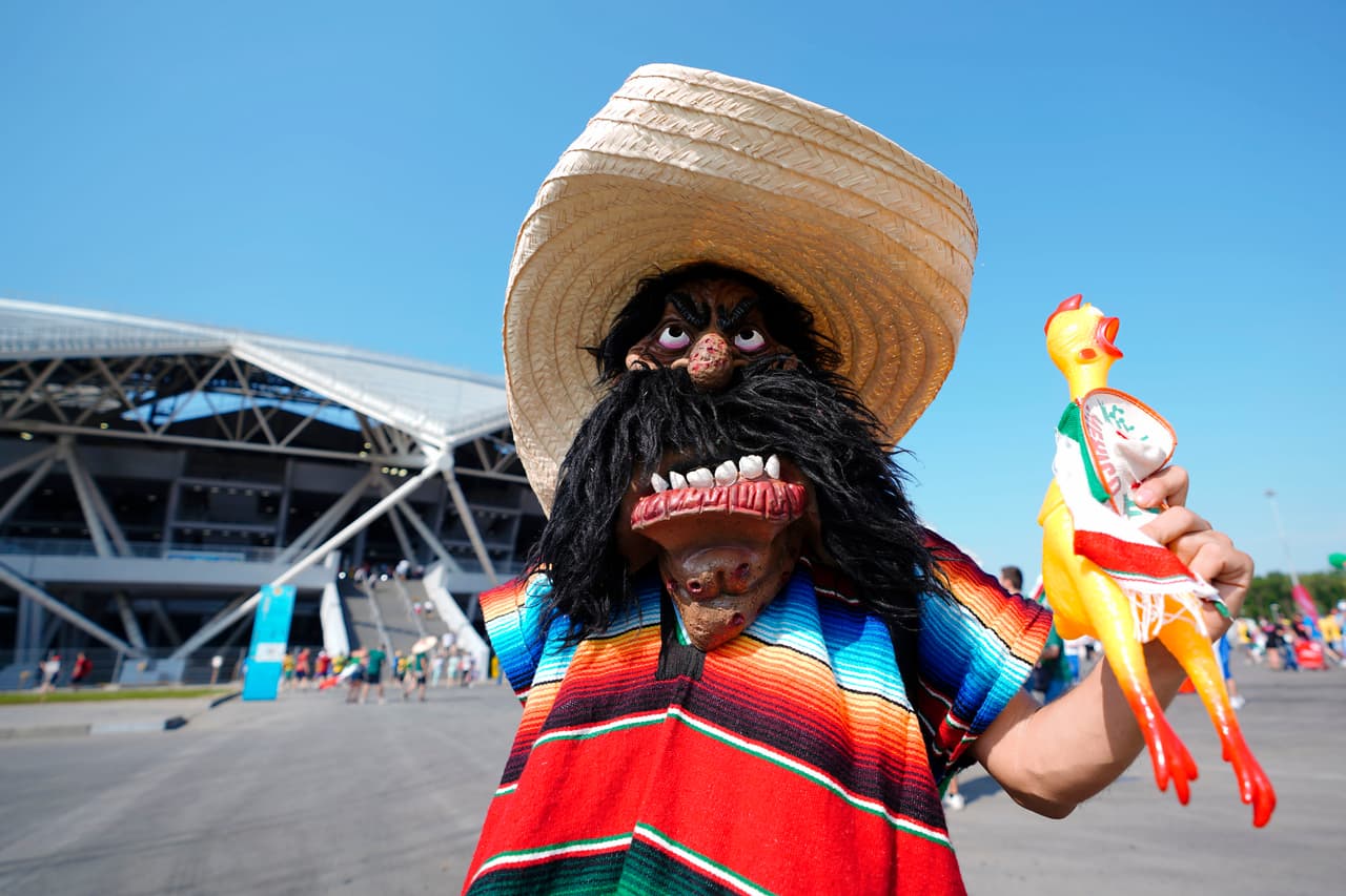 El colorido de los fanáticos de México y Brasil hace parte de una fiesta que se enciende en el Samara Arena en medio del partido de octavos de final entre ambos equipos en el Mundial Rusia 2018.