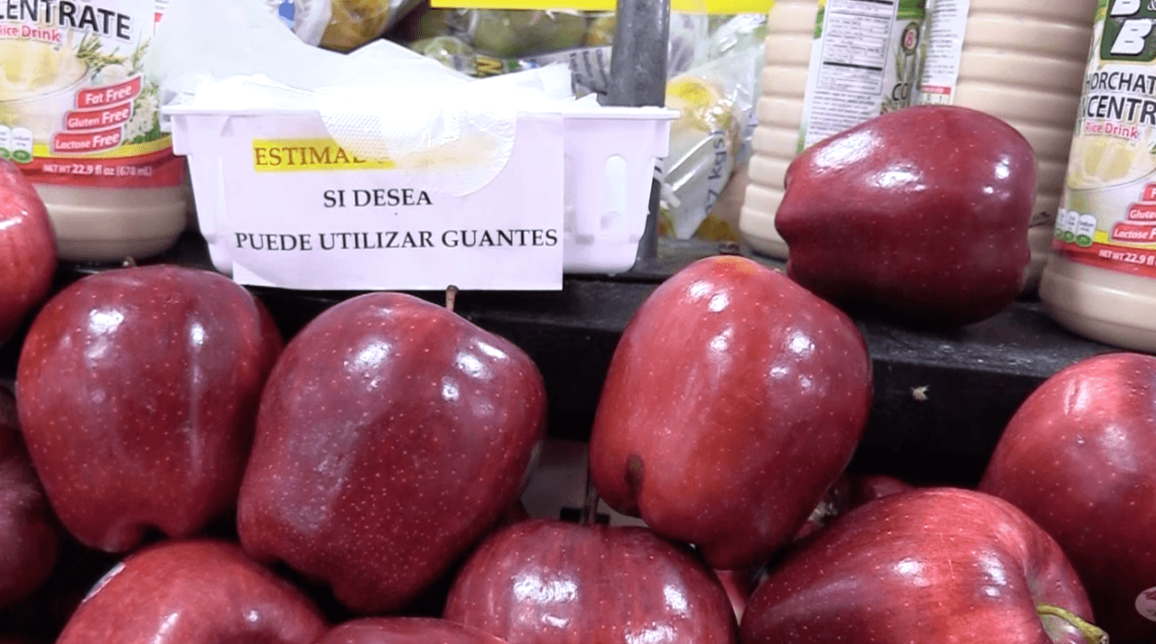 El uso de guantes fue recomendado para tomar las frutas.