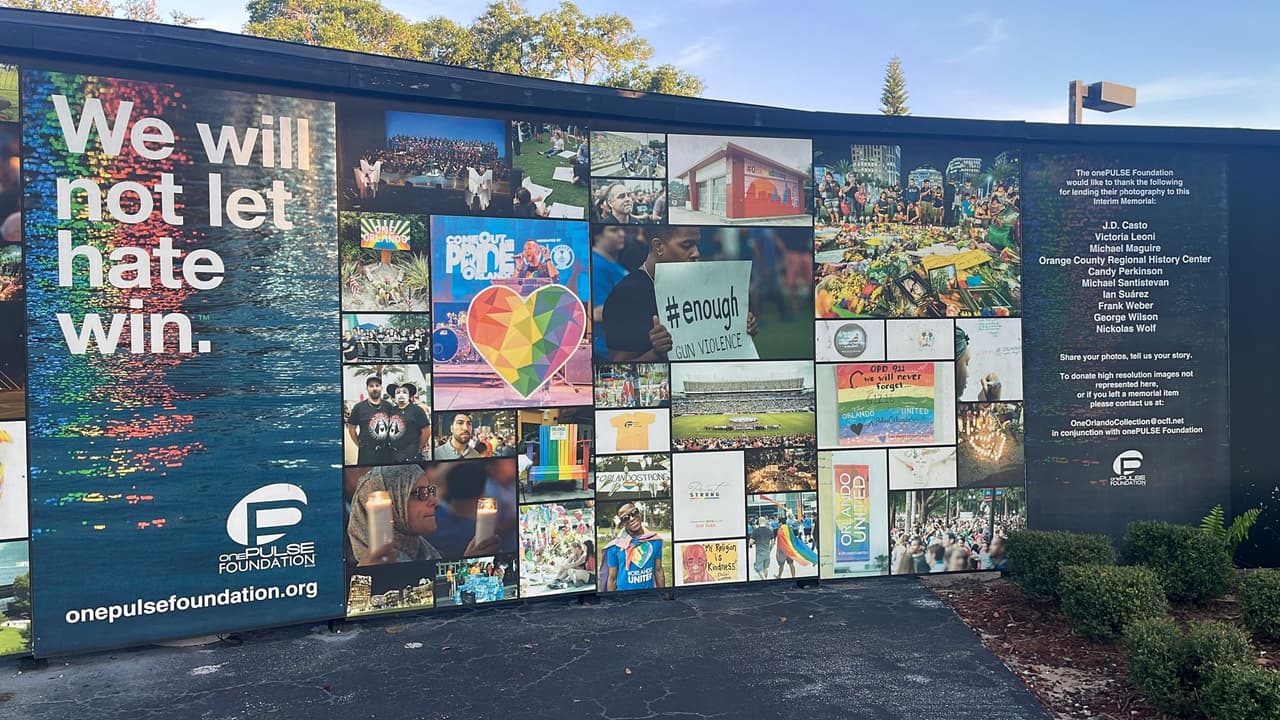 Mateen había jurado
<b>lealtad al Estado Islámico</b> antes de iniciar el tiroteo masivo, grupo que asumió la autoría de la masacre a través de un comunicado donde lo calificaban como uno de sus combatientes.
