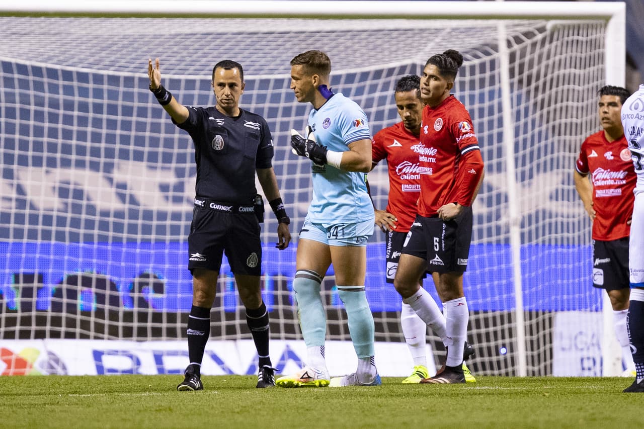El silbante expulsó al exarquero del Puebla por doble amarilla.
