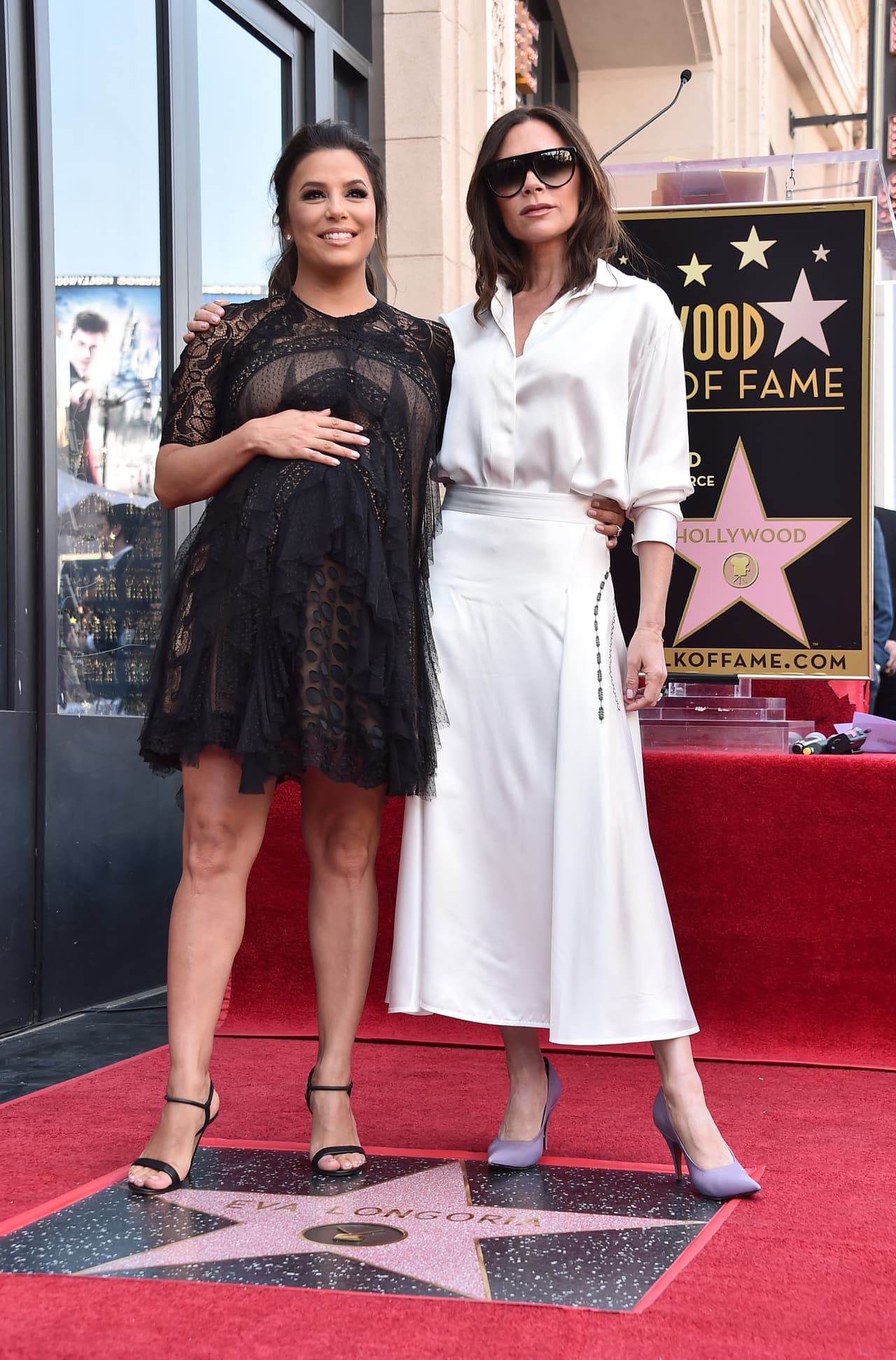 No era la estatua de cera de Victoria Beckham; aunque no lució sonriente, la artista y diseñadora británica sí quiso estar junto a su amiga Eva Longoria en este momento histórico.