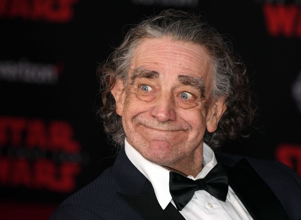 Utilizó su fama para hacer labores altruístas: "Estableció la Fundación Peter Mayhew, que brinda apoyo a todo lo relacionado con personas y familias en situaciones de crisis, alimentos y suministros para los niños de Venezuela durante su reciente camino hacia la libertad. No solo proporcionó fondos, sino que se involucró personalmente con cada individuo, familia y causa que apoyó".