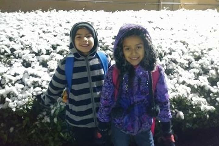 Muchos aprovecharon el raro evento para tomarse fotos, jugar con la nieve y construir el tradicional muñeco navideño.