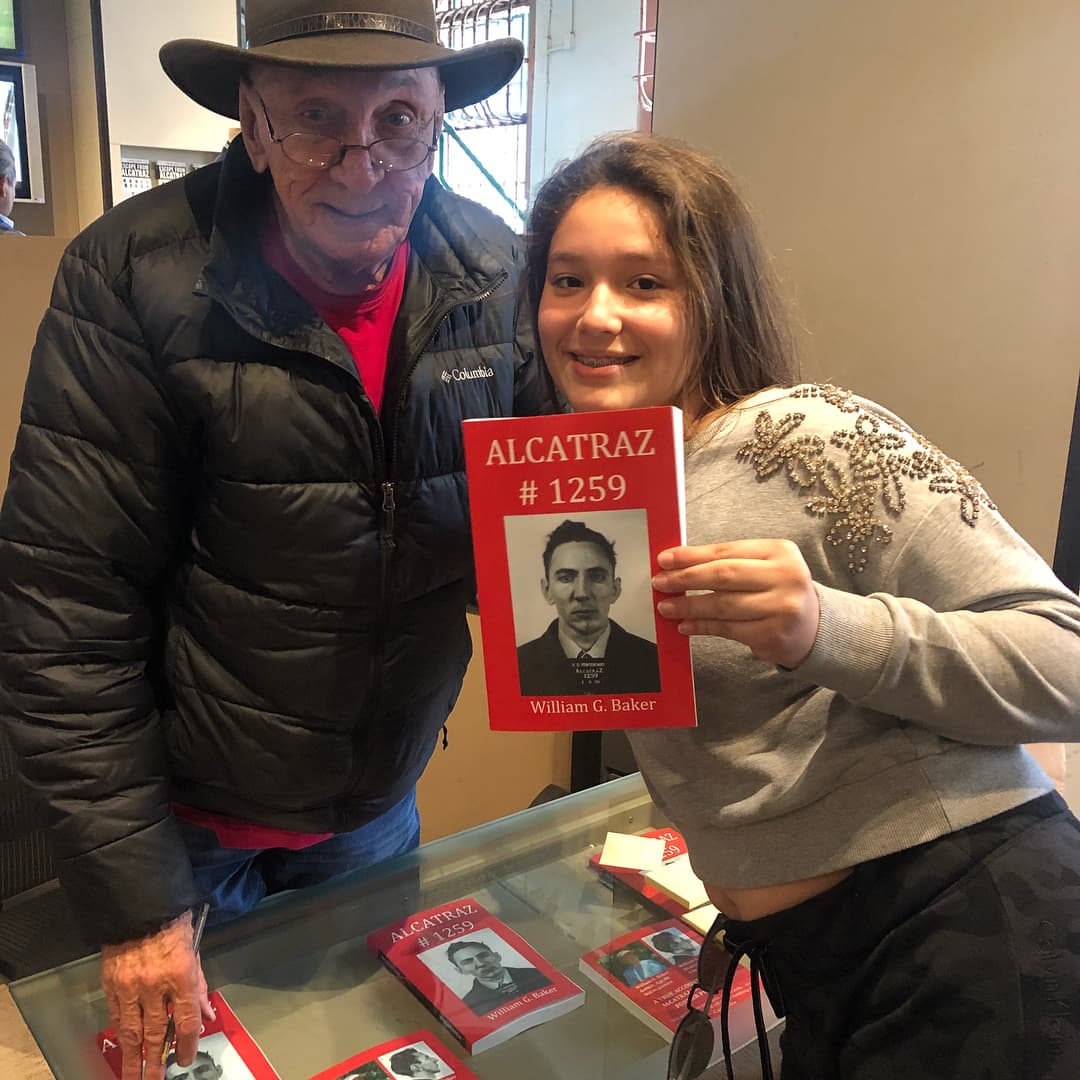 Le encanta la lectura y en especial el libro de William G. Baker sobre
<b>Alcatraz.</b>
