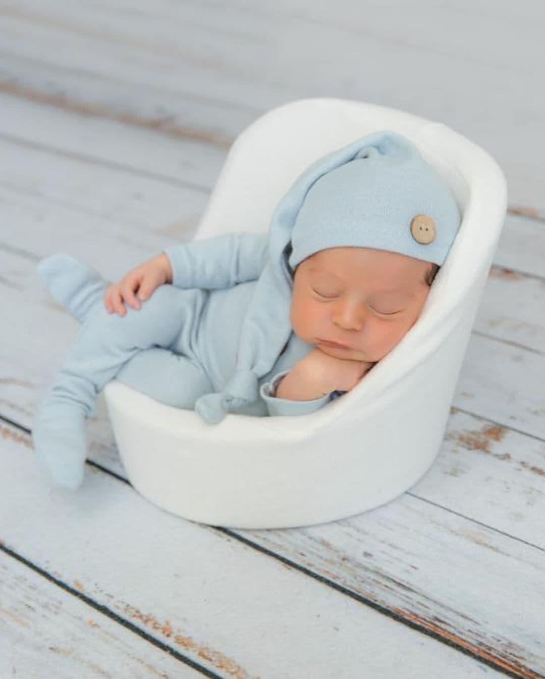 El 30 de septiembre, Carlitos reveló las primeras fotos oficiales de baby León en una encantadora y tierna sesión de fotos que publicó la revista People en Español.