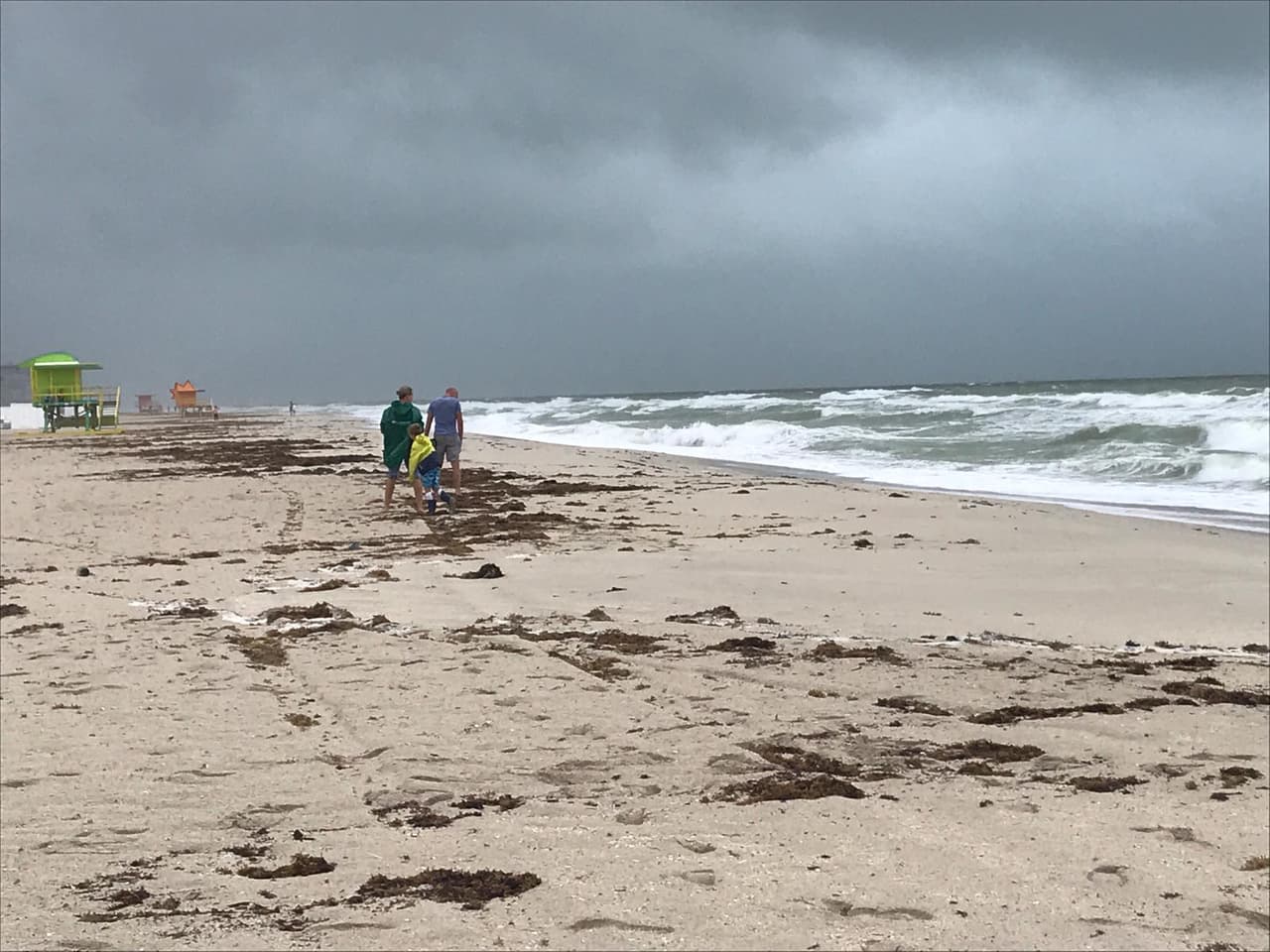 Este era el panorma de las playas de Miami Beach el domingo en horas de la mañana. De acuerdo con el pronóstico, se espera también un fuerte oleaje en las costas.