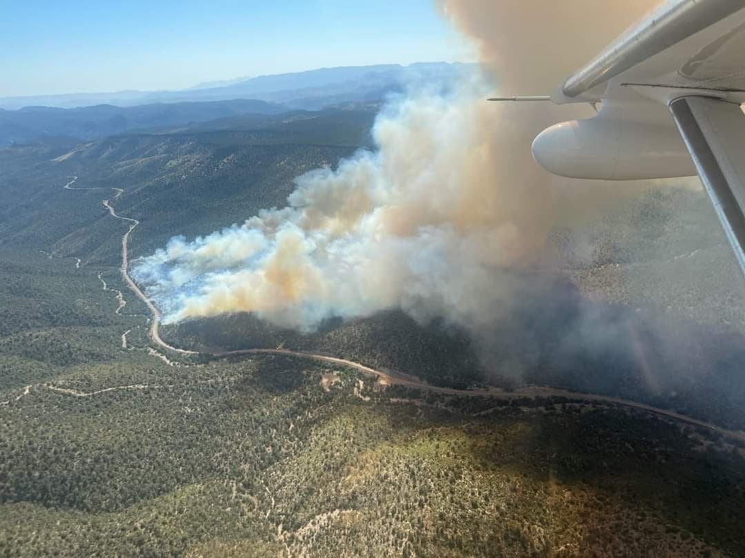 Incendio Flying V sigue extendiéndose en los alrededores de la US60