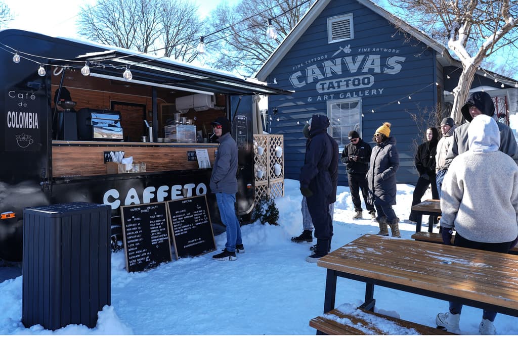 Con tanto frío, a nadie le extraña que lo primero que hicieron muchos al despertar el domingo 1 de febrero en Charlotte, fue
<b>ir por un café</b> y, en este caso, colombiano.