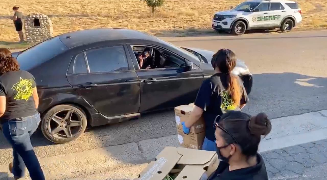 El Alguacil del condado de Tulare, Mike Boudraux dijo:
<b>"Queremos alimentar a nuestra comunidad y también queremos que nuestra comunidad use estas máscaras para estar lo más seguro posible durante este tiempo de Covid-19".</b>