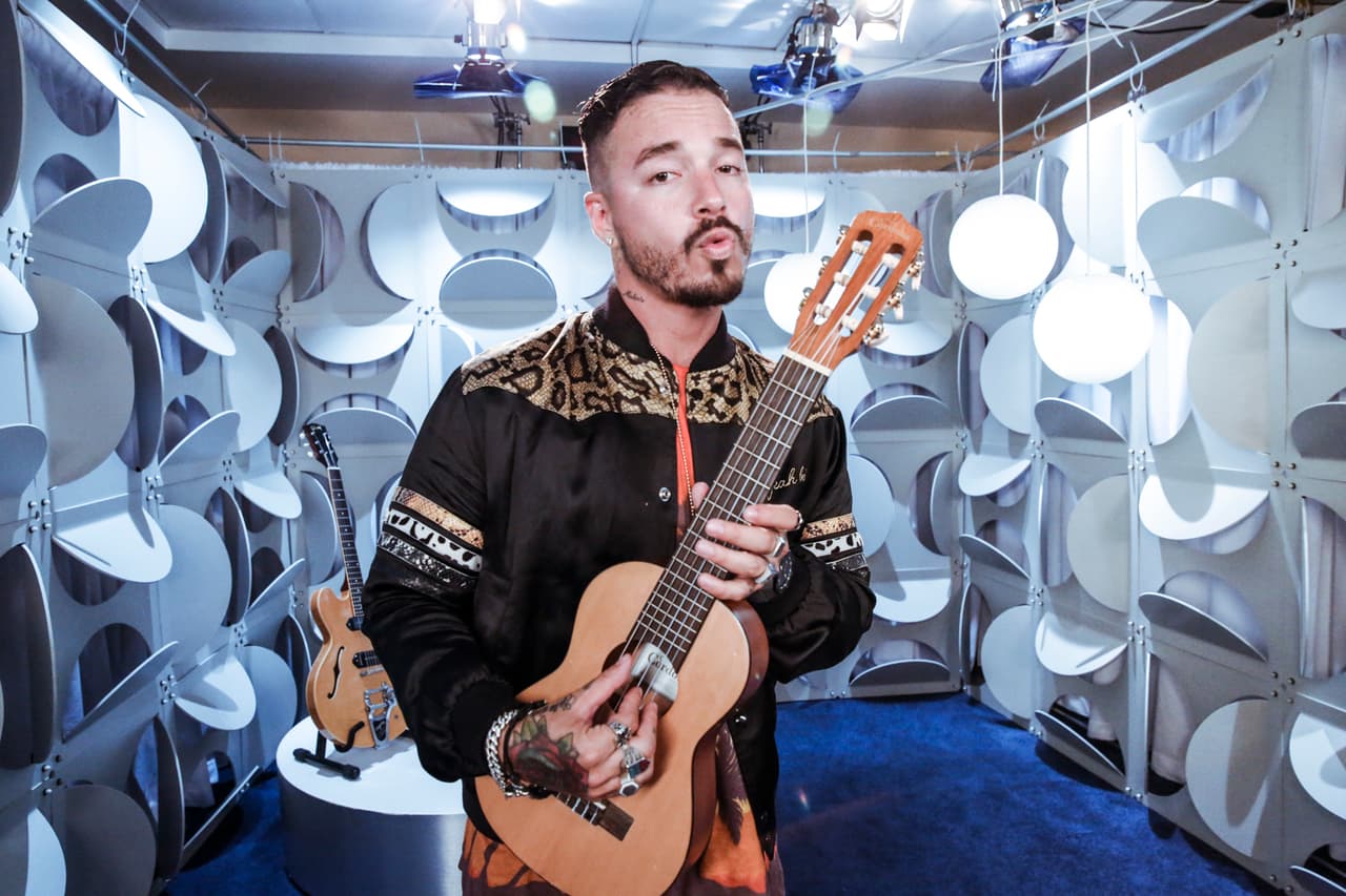 El reggaetonero demostró que sus talentos musicales no tienen límites.