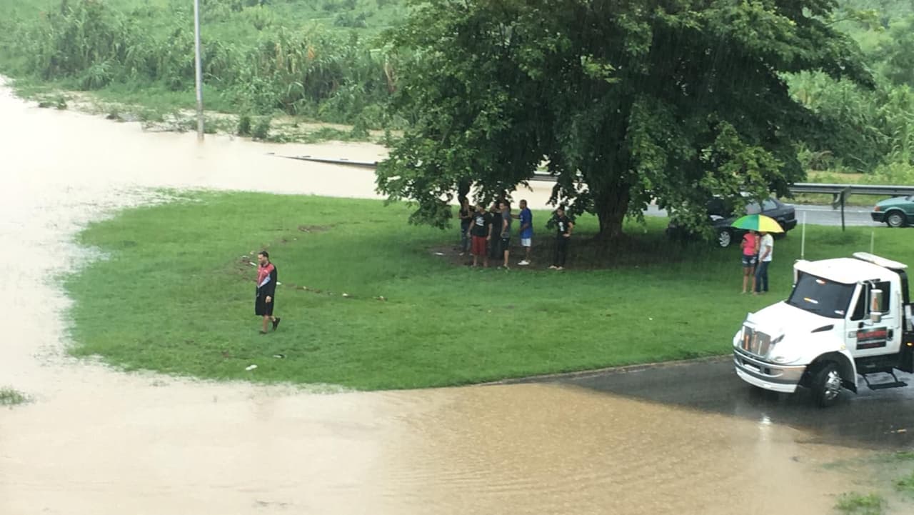 Personal de la Oficina de Manejo de Emergencias Municipal se encuentran trabajando en los lugares.