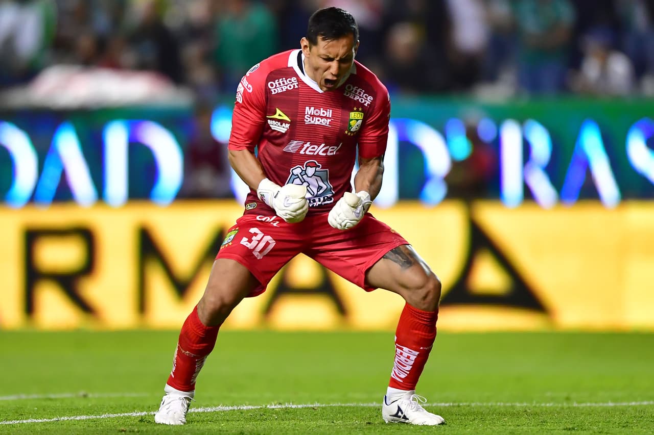 Luis Montes se lució con doblete en la goleada de 3-1 sobre el campeón Monterrey que alaga su racha a cinco jornadas sin triunfo.