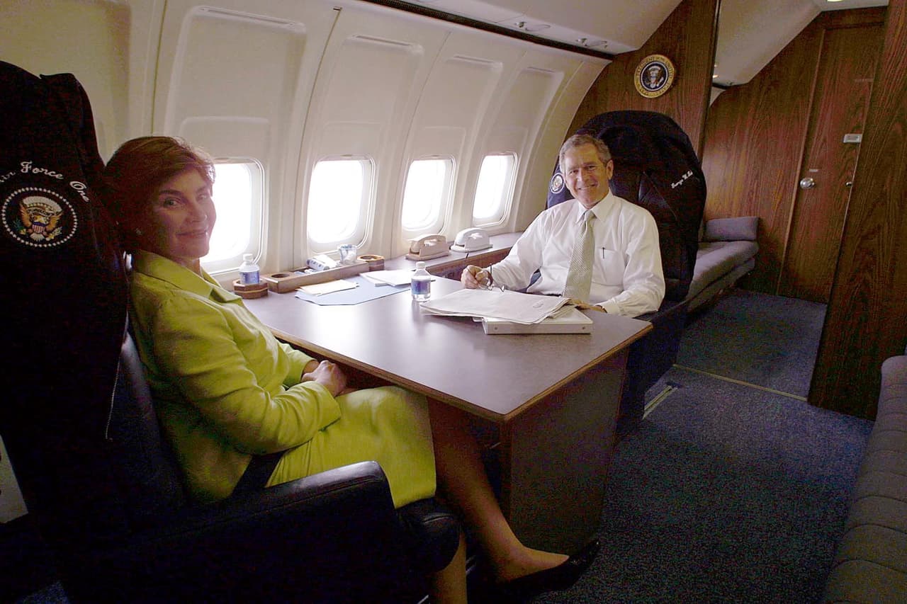 <b>Pareja presidencial.</b> El avión tiene cuartos separados para los invitados, altos funcionarios, personal del Servicio Secreto y medios de comunicación. La suite del presidente incluye un vestidor privado, gimnasio, baño, duchas y una oficina privada. George W. Bush y su esposa Laura en el Air Force One en 2001.