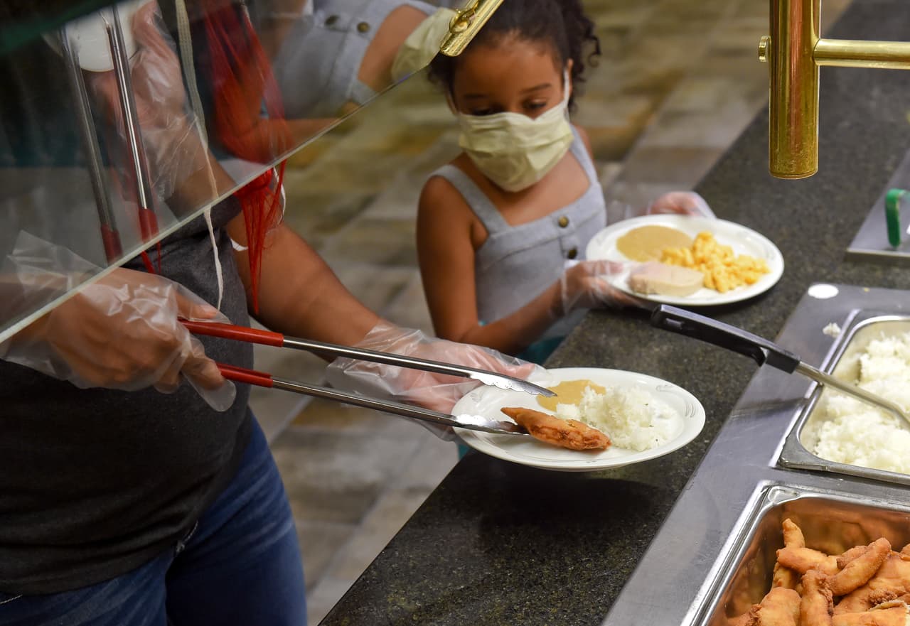 <h3 class="cms-H3-H3"><b>Evite el autoservicio o los buffet</b></h3>
<br>Si comparte alimentos, pida a una persona que los sirva y utilice opciones de un solo uso, como utensilios de plástico. De acuerdo con ADHS, visitar un buffet esta entre los lugares de mayor alto riesgo para contraer el coronavirus
<br>